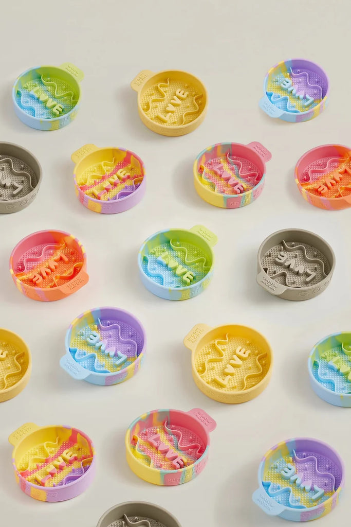 WOOW moon LOVE Silicone Slow Feeder | Shortie Friends