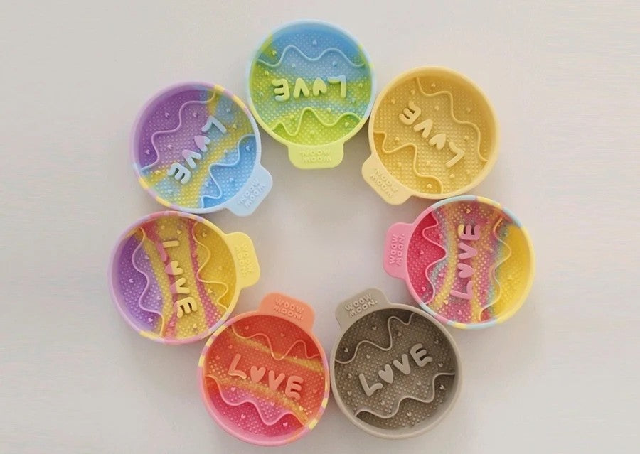 WOOW moon LOVE Silicone Slow Feeder | Shortie Friends