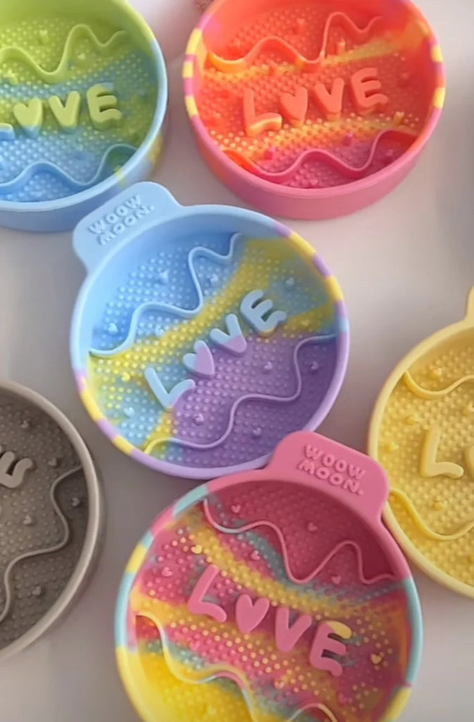 WOOW moon LOVE Silicone Slow Feeder | Shortie Friends
